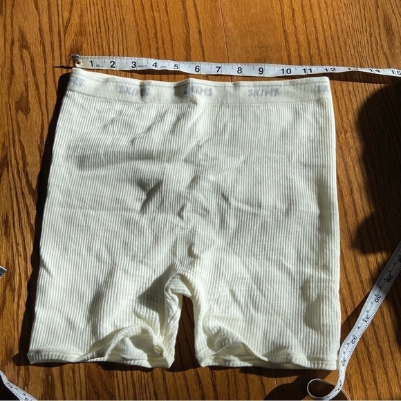 Skims - Picture 4 of 5